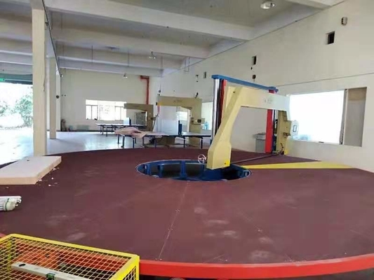Macchina automatica per il taglio della schiuma orizzontale a cinque pezzi con tavolo a carosello