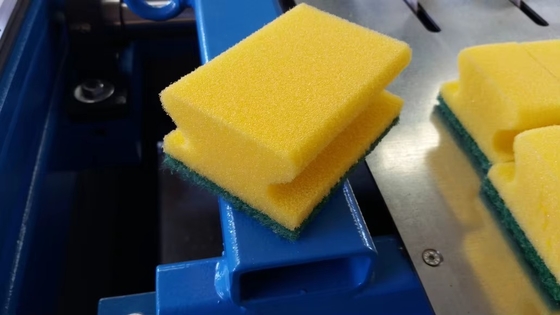 Macchina di rettifica automatica a forma di spugna nella linea di produzione di spugne abrasive per lavaggio dei piatti