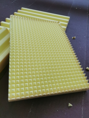 Macchina per il taglio di schiuma a lame di segale oscillante orizzontale CNC per spugna e PU flessibile con tavola rotante a cintura