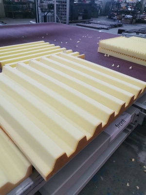 Macchina per il taglio di schiuma a lame di segale oscillante orizzontale CNC per spugna e PU flessibile con tavola rotante a cintura