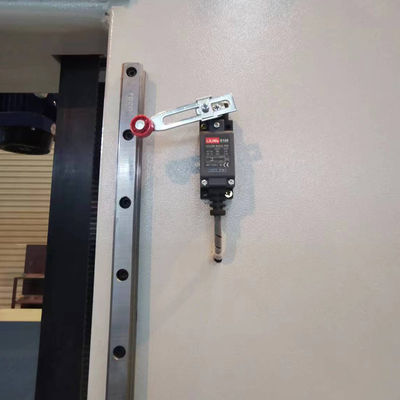 24. 10M/min Taglio di schiuma a lame oscillante CNC per mobili industria automobilistica industria degli imballaggi e dell'isolamento