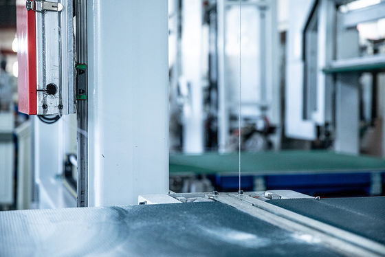 L'unità di elaborazione di CNC 2.0mm spuma orizzontale della tagliatrice e lama verticale